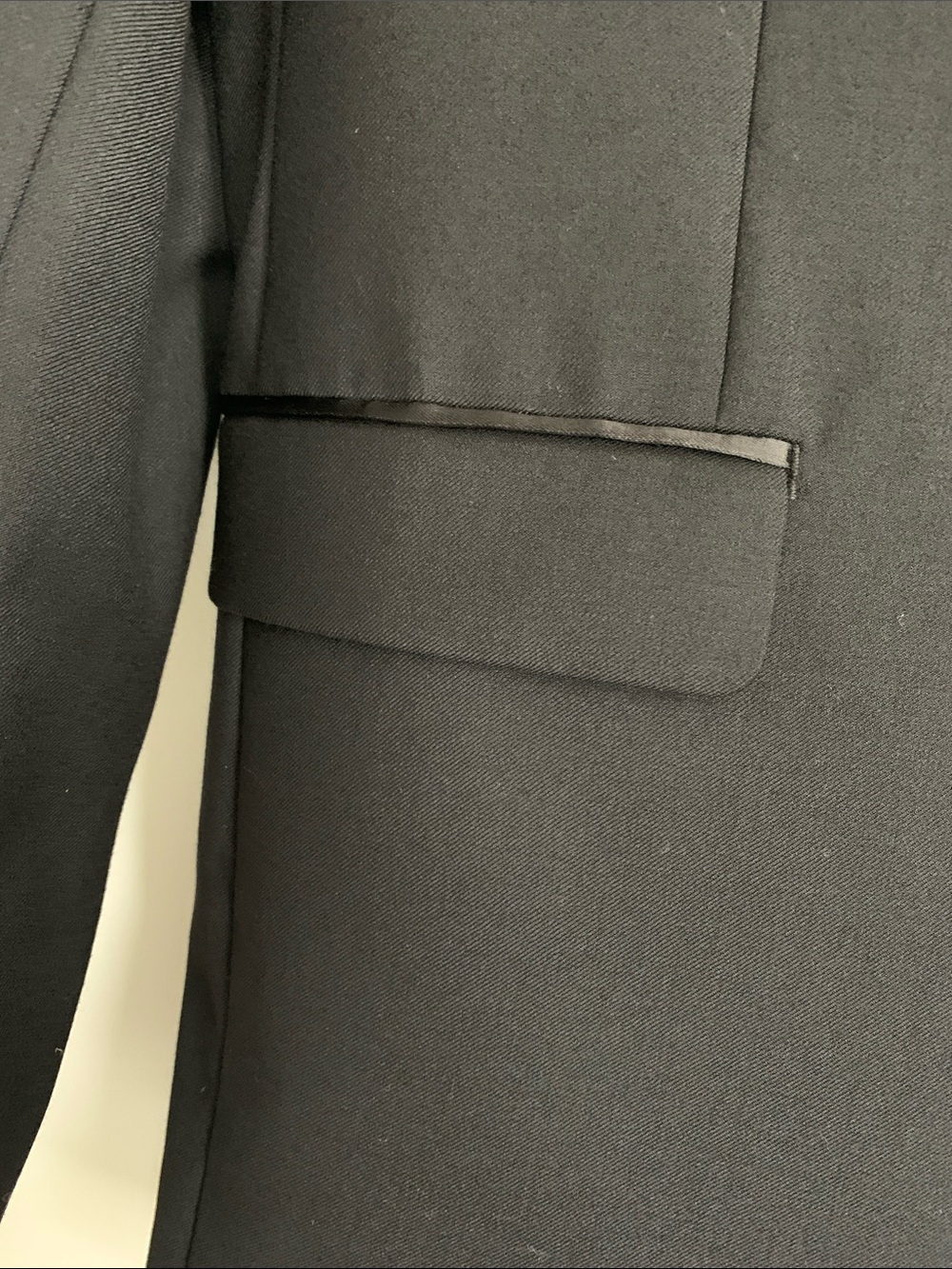 Calvin Klein Men's Black Satin Peak-Lapel Tuxedo Jacket with Pants - Picture 4 of 12